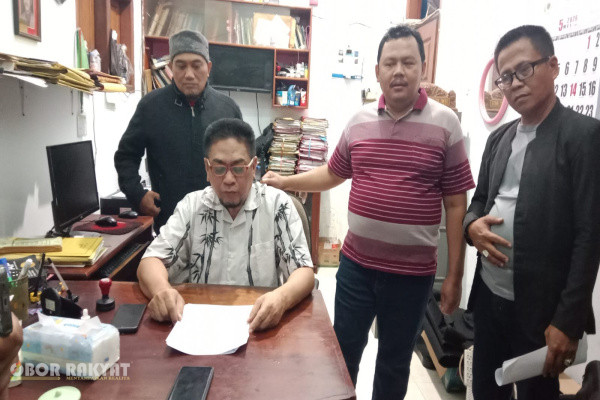 Bondowoso, Obor Rakyat – Jagat media sosial di Bondowoso, Jawa Timur, kembali memanas.Ketua DPRD Kabupaten Bondowoso, Achmad Dhafir, memilih membawa persoalan ke ranah hukum setelah namanya menjadi sasaran tudingan dalam unggahan akun TikTok Gerakan Rakyat.