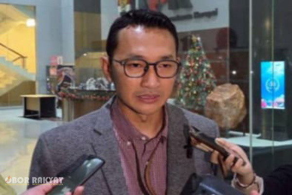 Jakarta, Obor Rakyat – Komisi Pemberantasan Korupsi (KPK) akhirnya mengungkap identitas empat tersangka dalam kasus dugaan korupsi proyek pembangunan Gedung Pemerintah Kabupaten (Pemkab) Lamongan, Jawa Timur, yang berlangsung pada tahun anggaran 2017 hingga 2019.