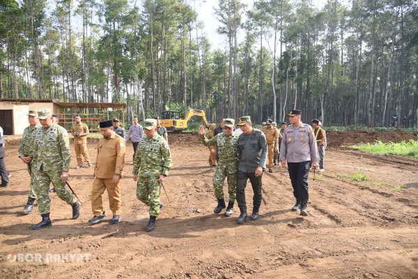 Bondowoso, Obor Rakyat – Kunjungan kerja Pangdam V/Brawijaya Mayjen TNI Rudy Saladin ke lokasi rencana pembangunan Batalyon Infanteri Teritorial Pembangunan (Yonif TP) di Kecamatan Sumberwringin, Kabupaten Bondowoso, menjadi sinyal kuat dimulainya langkah strategis yang diyakini akan memperkuat pertahanan negara sekaligus menggerakkan roda perekonomian masyarakat.