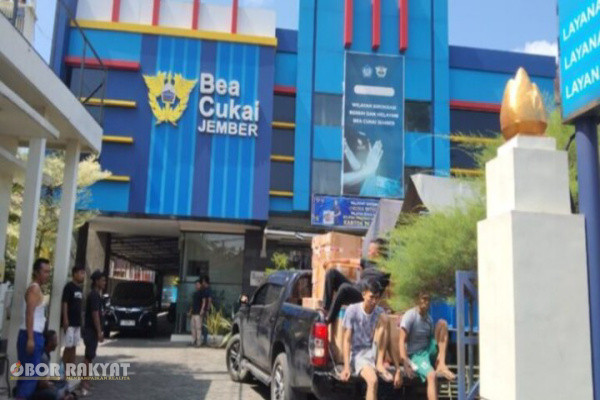 Jember, Obor Rakyat – Bea Cukai Jember berhasil menggagalkan peredaran sebanyak 8,3 juta batang rokok ilegal dan mengamankan empat unit truk pengangkut dalam serangkaian operasi penindakan yang dilakukan selama satu bulan terakhir.