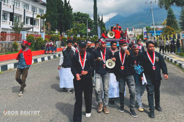 Ruteng, Obor Rakyat – Puluhan mahasiswa yang tergabung dalam Gerakan Mahasiswa Nasional Indonesia (GMNI) Cabang Manggarai dan Gerakan Revolusi Demokratik (GRD) Manggarai menggelar aksi demonstrasi di halaman Kantor Kejaksaan Negeri (Kejari) Manggarai, Kamis (4/6/2026).