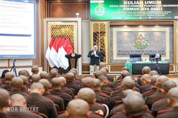 Jakarta, Obor Rakyat – Badan Pendidikan dan Pelatihan (Badiklat) Kejaksaan RI kembali menegaskan komitmennya dalam memperkuat kualitas sumber daya manusia penegak hukum melalui penyelenggaraan kuliah umum bertema “Pemajuan Institusi Kejaksaan dalam Konteks Pembangunan Supremasi Hukum dan Geostrategis Indonesia”.