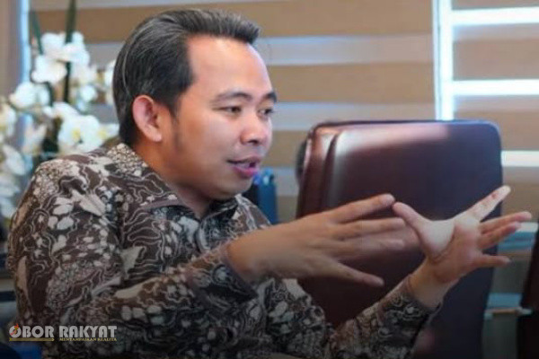 Jember, Obor Rakyat – Di tengah pelemahan nilai tukar rupiah yang kembali menembus level Rp18.056 per dolar Amerika Serikat, Bupati Jember, Muhammad Fawait, mengajak masyarakat untuk semakin mencintai dan memaksimalkan penggunaan produk dalam negeri sebagai langkah memperkuat ketahanan ekonomi nasional.