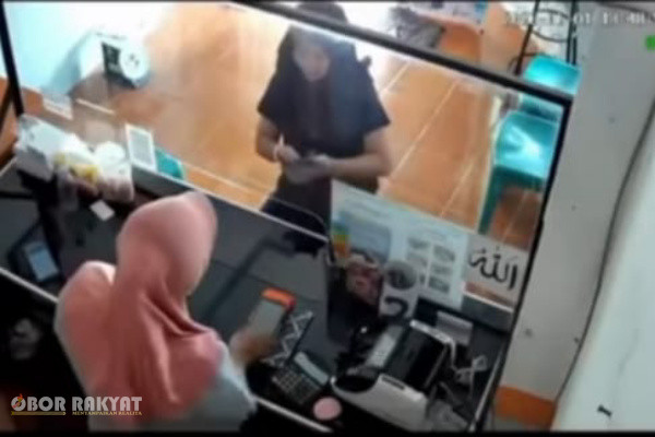 Banyuwangi, Obor Rakyat – Aksi penipuan dengan modus baru terjadi di sebuah agen BRILink di Desa Tulungrejo, Kecamatan Glenmore, Kabupaten Banyuwangi. Seorang wanita tak dikenal diduga berhasil membawa kabur uang tunai sebesar Rp19 juta setelah memanipulasi konfirmasi transaksi melalui akun WhatsApp milik penjaga kios.