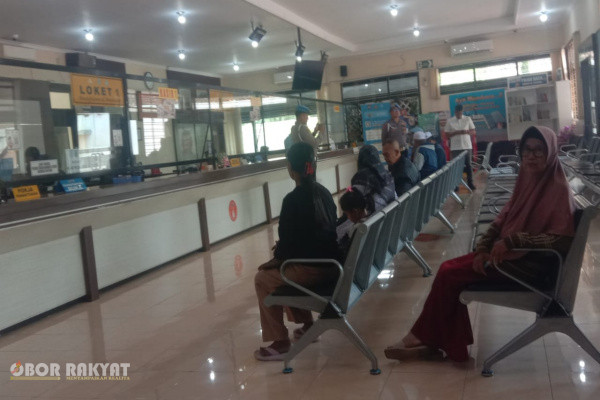 Jember, Obor Rakyat – Suasana pelayanan di Kantor Samsat Jember tampak berbeda dalam beberapa waktu terakhir. Personel Satuan Lalu Lintas (Satlantas) Polres Jember terlihat aktif menyapa, memberikan informasi, serta mendampingi masyarakat yang tengah mengurus administrasi kendaraan bermotor melalui program bertajuk “Polantas Menyapa”.