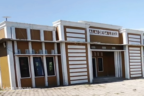 Manggarai, Obor Rakyat – Di tengah aktivitas pelayanan masyarakat yang kini berjalan di kantor desa baru yang megah, sebuah bangunan tua tanpa atap masih berdiri membisu di Desa Legu, Kecamatan Satarmese, Kabupaten Manggarai, Nusa Tenggara Timur (NTT).