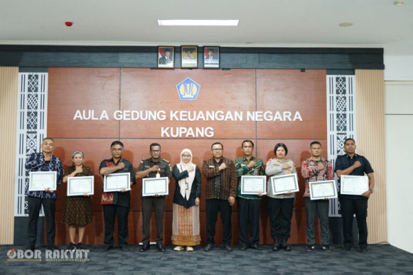 Kupang, Obor Rakyat – Kejaksaan Tinggi (Kejati) Nusa Tenggara Timur (NTT) kembali mencatatkan prestasi dalam bidang pengelolaan keuangan negara dengan meraih Predikat Terbaik II Laporan Keuangan Unit Akuntansi Pembantu Pengguna Anggaran Wilayah (UAPPA-W) Tahun 2025 (Unaudited) untuk kategori UAPPA-W Sedang.