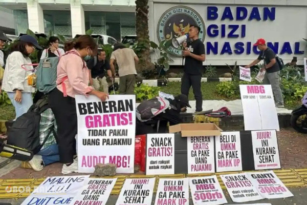 Jakarta, Obor Rakyat – Sejumlah elemen mahasiswa yang tergabung dalam MBG Watch menggelar aksi unjuk rasa di depan kantor Badan Gizi Nasional (BGN), Kebon Sirih, Jakarta Pusat, Rabu (10/6/2026).