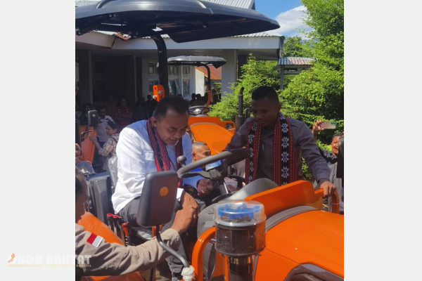 Flores Timur, Obor Rakyat – Tani Merdeka Indonesia (TMI) kembali menunjukkan komitmen nyata dalam mendukung kemajuan sektor pertanian nasional. Melalui program bantuan alat dan mesin pertanian (alsintan), TMI menyerahkan sembilan unit traktor kepada kelompok tani di Kabupaten Flores Timur, Nusa Tenggara Timur, Kamis (11/6/2026).