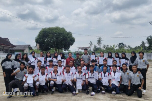 Bondowoso, Obor Rakyat – Prestasi membanggakan kembali ditorehkan oleh siswa-siswi SMAN 1 Tenggarang Bondowoso. Sebanyak 17 siswa berhasil lolos seleksi Pasukan Pengibar Bendera Pusaka (Paskibraka) Kabupaten Bondowoso Tahun 2026, setelah melalui serangkaian tahapan seleksi yang ketat.