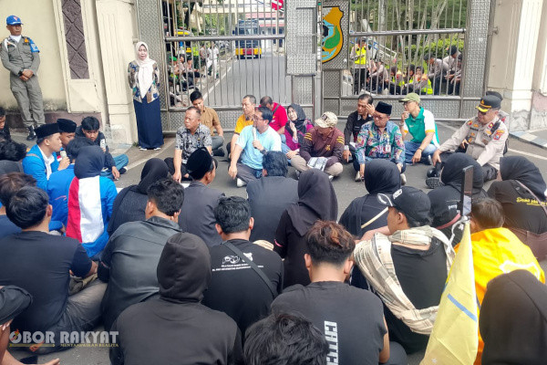 Bondowoso, Obor Rakyat – Puluhan mahasiswa yang tergabung dalam organisasi Pergerakan Mahasiswa Islam Indonesia (PMII) Kabupaten Bondowoso menggelar aksi demonstrasi di depan Kantor Bupati Bondowoso, Jumat (12/6/2026).