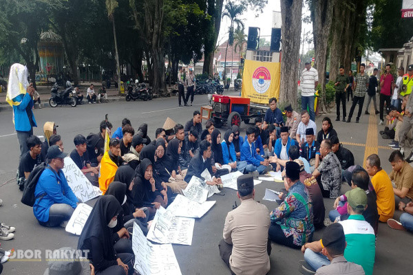 Bondowoso, Obor Rakyat – Suara orasi mahasiswa menggema di depan Kantor Bupati Bondowoso, Jumat (12/6/2026).Puluhan mahasiswa yang tergabung dalam Pergerakan Mahasiswa Islam Indonesia (PMII) Universitas At-Taqwa Bondowoso turun ke jalan untuk menagih janji politik yang disampaikan saat Pilkada Bondowoso 2024.