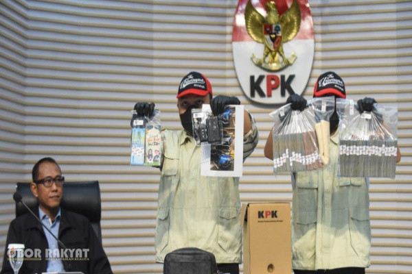 Jakarta, Obor Rakyat – Komisi Pemberantasan Korupsi (KPK) membongkar praktik dugaan suap terkait pengondisian hasil audit untuk memperoleh opini Wajar Tanpa Pengecualian (WTP) di lingkungan Pemerintah Kabupaten (Pemkab) Muara Enim, Sumatera Selatan.