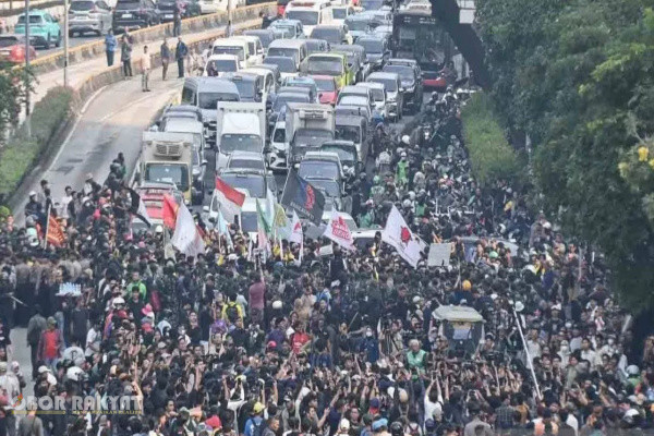 Jakarta, Obor Rakyat — Aksi demonstrasi yang melibatkan mahasiswa dan warga sipil berlangsung di kawasan pusat Jakarta pada Jumat (12/6/2026).