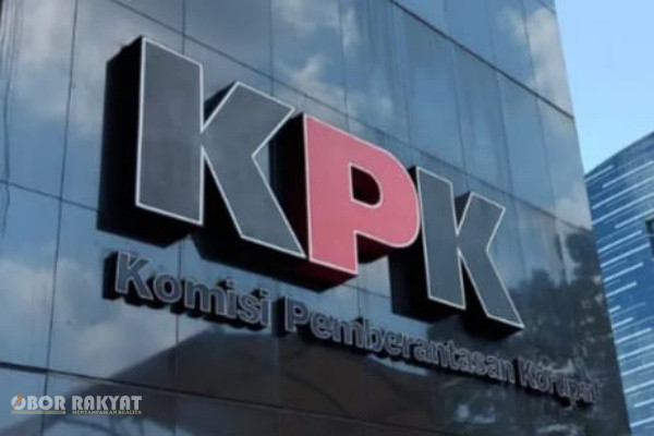 Situbondo, Obor Rakyat – Penanganan kasus dugaan korupsi dan gratifikasi proyek di lingkungan Pemerintah Kabupaten (Pemkab) Situbondo, Jawa Timur, kembali menjadi sorotan publik. Setelah mantan Bupati Situbondo Karna Suswandi (KS) dan Kepala Bidang Bina Marga PUPP Eko Prionggo Jati (EPJ) divonis bersalah oleh Pengadilan Tipikor Surabaya, muncul pertanyaan besar terkait kelanjutan pengembangan perkara tersebut.