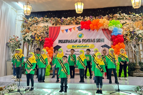 Surabaya, Obor Rakyat – Suasana haru dan penuh kebanggaan mewarnai acara pelepasan siswa-siswi Raudhatul Athfal (RA) Nashuha Surabaya Tahun Ajaran 2025–2026 yang digelar di Gedung Suasana, Jalan Manukan Wetan 68F, Kecamatan Tandes, Surabaya, Minggu (14/6/2026).