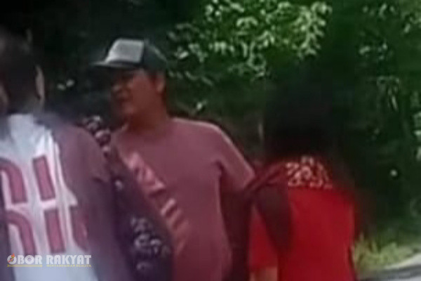 Simalungun, Obor Rakyat – Gudang pengolahan ikan yang diduga milik Pangulu Nagori Panombean Pane, Iyan Hendra Manihuruk, di Kecamatan Panombean Pane, Kabupaten Simalungun, menjadi sorotan publik. Selain adanya dugaan pencemaran lingkungan akibat limbah pengolahan ikan, insiden yang menimpa seorang wartawati saat menjalankan tugas jurnalistik turut memantik perhatian masyarakat.