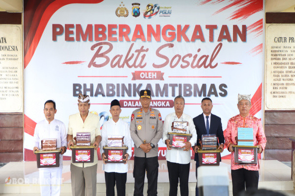 Banyuwangi, Obor Rakyat – Semangat pengabdian kepada masyarakat terus ditunjukkan Kepolisian Daerah Jawa Timur dalam memperingati Hari Bhayangkara ke-80. Kapolda Jawa Timur, Irjen Nanang Avianto, memimpin langsung Apel Bhabinkamtibmas Bakti Sosial (Baksos) yang berlangsung di Halaman Polresta Banyuwangi, Senin (15/6/2026).
