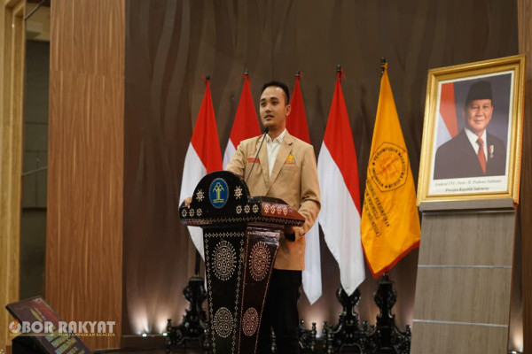 Jakarta, Obor Rakyat — Jagat media sosial kembali diguncang oleh gelombang polemik yang memicu perdebatan sengit di ruang publik. Sebuah rekaman video milik mantan Ketua BEM UGM, Tiyo Ardianto, mendadak viral setelah menggunakan analogi satir seekor kucing untuk menguliti sang Kepala Negara.