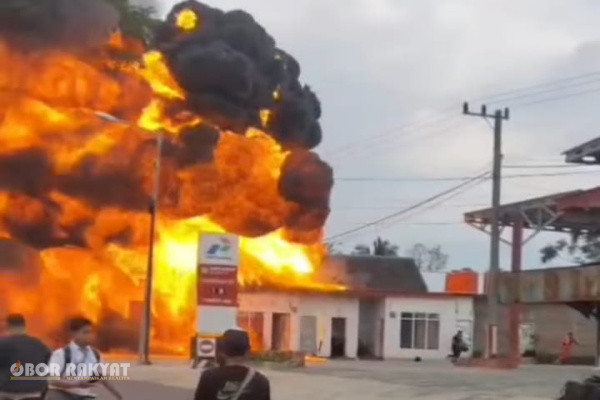 Bondowoso, Obor Rakyat – Sebuah stasiun pengisian bahan bakar mini (Pertamini) milik warga di Desa Sukosari Lor, Kecamatan Sukosari, Kabupaten Bondowoso, terbakar pada Senin (15/6/2026) siang.