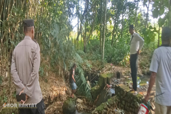  ​Jember, Obor Rakyat — Warga Dusun Wonolangu, Desa Panti, Kecamatan Panti, Kabupaten Jember mendadak geger. Seorang pemuda ditemukan dalam kondisi meninggal dunia di bantaran sungai Dam Karangan, RT 02 RW 21, pada Senin (15/6/2026) sekitar pukul 14.00 WIB.