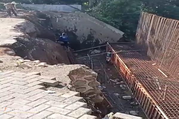 ​Bondowoso, Obor Rakyat – Proyek rekonstruksi Jembatan Sentong di Kabupaten Bondowoso kini berada di bawah mikroskop publik. Infrastruktur vital yang berfungsi sebagai urat nadi konektivitas sosio-ekonomi menuju Kabupaten Jember tersebut dinilai mengalami stagnasi progresif.