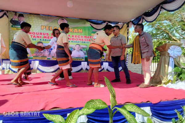 Sumba Barat Daya, Obor Rakyat – Wakil Ketua Umum DPN Tani Merdeka Indonesia (TMI), Wilfridus Yons Ebit, secara resmi melantik pengurus Tani Merdeka Indonesia tingkat kecamatan se-Kabupaten Sumba Barat Daya pada Selasa (16/6/2026).