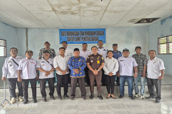 Simalungun, Obor Rakyat – Dalam upaya mendukung tata kelola Dana Desa yang transparan, akuntabel, dan sesuai dengan ketentuan peraturan perundang-undangan, Kejaksaan Negeri (Kejari) Simalungun melalui Jaksa Pengacara Negara pada Seksi Perdata dan Tata Usaha Negara (Datun) menggelar Rapat Pendahuluan (Entry Meeting) terkait Permohonan Pendampingan Rencana Penggunaan Dana Desa Tahun Anggaran 2026 di Kecamatan Pematang Bandar, Rabu (17/6/2026).