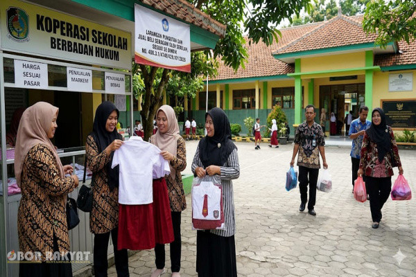 ​Banyuwangi, Obor Rakyat – Pemerintah Kabupaten (Pemkab) Banyuwangi, Jawa Timur, mengesahkan manifestasi komitmennya dalam mereduksi eskalasi beban finansial domestik masyarakat sektor pendidikan menjelang pergantian kalender akademik.