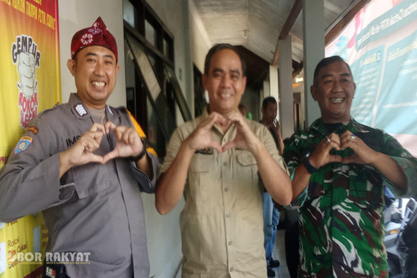 ​Jember, Obor Rakyat – Program Bunga Desa (Bupati Ngantor di Desa/Kelurahan) terus dikukuhkan sebagai salah satu instrumen kebijakan prioritas Pemerintah Kabupaten (Pemkab) Jember.
