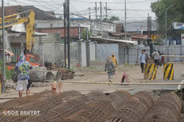 Pelaksanaan proyek jembatan Sentong di Kabupaten Bondowoso.
