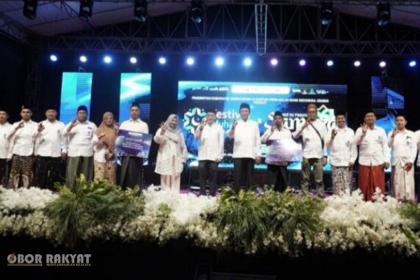 Bondowoso, Obor Rakyat – Dalam upaya strategis memperkokoh fundamental ekonomi domestik yang inklusif, berkeadilan, dan berkelanjutan, Pemerintah Kabupaten (Pemkab) Bondowoso secara resmi menginisiasi pembukaan Festival Muharram 1448 Hijriah yang diintegrasikan dengan *Road to Fesyar SAMARA (Semarak Ekonomi Syariah Sekarkijang).* Seremonial pembukaan agenda akbar ini berlangsung secara khidmat di Alun-Alun RBA Kironggo pada Jumat malam (19/6/2026).
