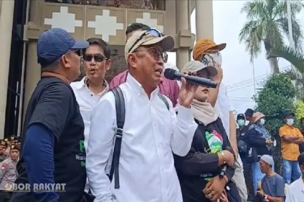 Jember, Obor Rakyat – Owner Satuan Pelayanan Pemenuhan Gizi (SPPG) Jember, H. Achmad Sudiyono, berharap Badan Gizi Nasional (BGN) mengevaluasi kebijakan pelaksanaan Program Makan Bergizi Gratis (MBG), terutama saat memasuki masa libur sekolah.