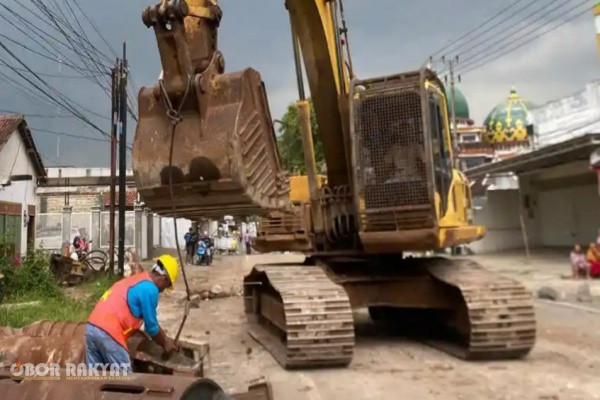 Bondowoso, Obor Rakyat — Lambatnya progres pembangunan Jembatan Sentong di perbatasan Desa Sukowiryo dan Kelurahan Nangkaan, Kecamatan Bondowoso, kini menjadi sorotan tajam. Infrastruktur vital yang menghubungkan poros utama lintas kabupaten antara Bondowoso dan Jember tersebut dinilai mandek, sehingga memicu dampak sistemik yang merugikan sektor logistik, perekonomian regional, hingga akses pendidikan masyarakat setempat.