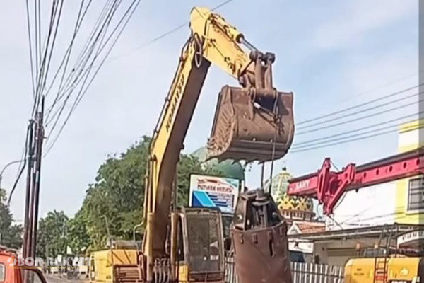Bondowoso, Obor Rakyat – Proyek rekonstruksi Jembatan Sentong di Kabupaten Bondowoso kini berada di bawah pusaran ekspektasi dan kritik publik. Proyek infrastruktur masif yang diinisiasi oleh Dinas Bina Marga Pemerintah Provinsi (Pemprov) Jawa Timur ini menelan alokasi anggaran yang cukup fantastis, yakni berkisar di angka Rp17,5 miliar.