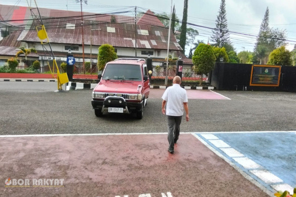 Ruteng, Obor Rakyat – Mantan Kepala Dinas Pengendalian Penduduk, Keluarga Berencana, Pemberdayaan Perempuan, dan Perlindungan Anak (DP2KBP3A) Kabupaten Manggarai Timur, Jefrin Haryanto, menjalani pemeriksaan intensif oleh penyidik Kejaksaan Negeri (Kejari) Manggarai, Senin (22/6/2026).