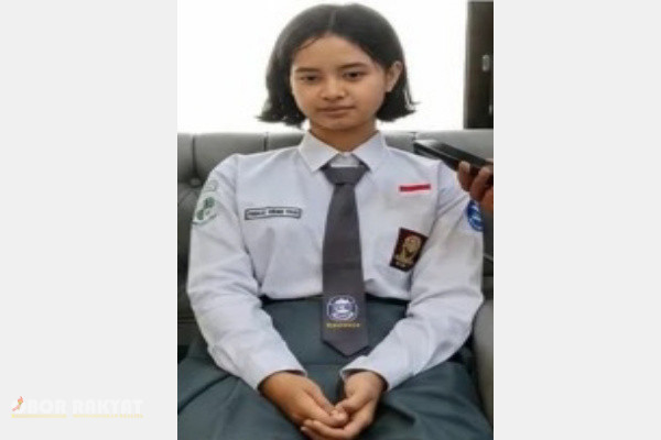 Bondowoso, Obor Rakyat – Kabupaten Bondowoso kembali mencatatkan tinta emas di panggung nasional. Angelica Theona Putri, siswi bertalenta dari SMA Negeri 1 Tenggarang, secara resmi dinyatakan kelar dan lolos sebagai Calon Pasukan Pengibar Bendera Pusaka (Paskibraka) Tingkat Pusat Tahun 2026.
