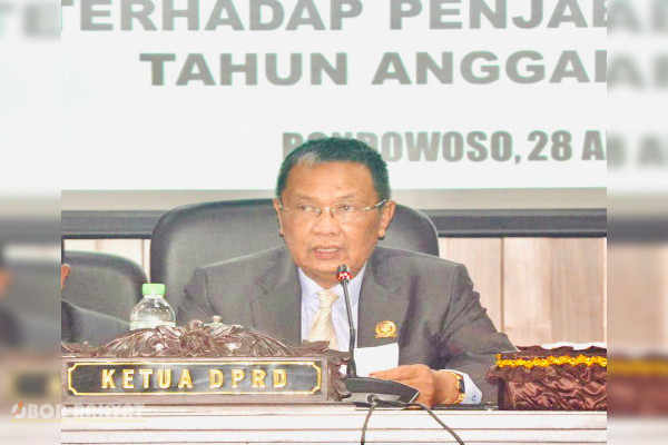 Bondowoso, Obor Rakyat – Pelaksanaan proyek pembangunan Jembatan Sentong di bawah naungan Dinas Binamarga Provinsi Jawa Timur menyisakan persoalan pelik bagi warga dan Pemerintah Kabupaten (Pemkab) Bondowoso. Sepanjang 25 kilometer ruas jalan desa yang terbagi di tujuh titik dan dialihkan menjadi jalur alternatif, kini kondisinya rusak fatal akibat dihantam kendaraan logistik bermuatan berat.