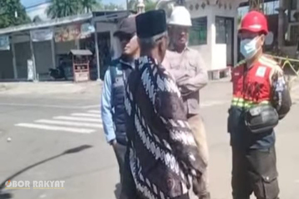 ​Bondowoso, Obor Rakyat — Pelaksanaan proyek pembangunan drainase (gorong-gorong) pada Jembatan Sentong di Kabupaten Bondowoso, Provinsi Jawa Timur, kini tengah menghadapi tantangan sosiologis. Sejumlah warga terdampak secara tegas menyuarakan mosi ketidakpuasan akibat adanya asimetri informasi dan minimnya sosialisasi yang dilakukan oleh otoritas pelaksana maupun instansi sektoral terkait.