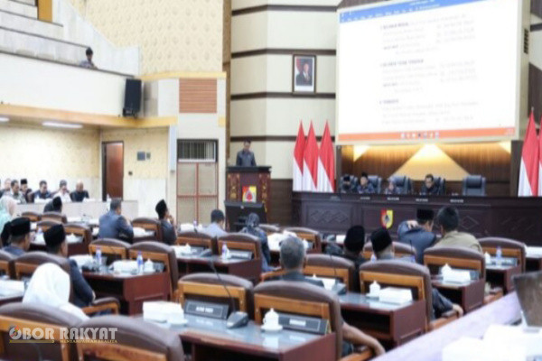 Jember, Obor Rakyat — Dalam sebuah momentum penting yang menandai babak baru tata kelola pemerintahan, Pemerintah Kabupaten (Pemkab) Jember bersama Dewan Perwakilan Rakyat Daerah (DPRD) Kabupaten Jember resmi menyepakati pengesahan lima Rancangan Peraturan Daerah (Raperda) menjadi Peraturan Daerah (Perda).