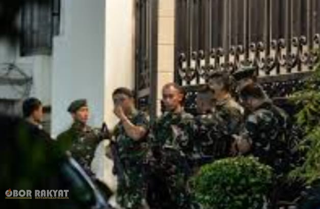 Jakarta, Obor Rakyat – Dinamika penegakan hukum di tanah air kembali memasuki babak krusial yang sarat ketegangan geopolitik kelembagaan. Lanskap di sekitar kediaman Kepala Jaksa Agung Muda Bidang Tindak Pidana Khusus (Jampidsus) Kejaksaan Agung, Febrie Ardiansyah, di kawasan Jalan Radio, Kebayoran Baru, Jakarta Selatan, menunjukkan anomali pengamanan yang signifikan pada Rabu malam (8/7/2026).
