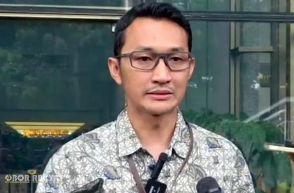 Jakarta, Obor Rakyat – Komisi Pemberantasan Korupsi (KPK) secara intensif melakukan tindakan penyidikan guna mendalami perkara dugaan tindak pidana korupsi (tipikor) berupa suap pengisian jabatan perangkat daerah serta penerimaan gratifikasi di lingkungan Pemerintah Kabupaten Kuantan Singingi (Kuansing), Provinsi Riau.