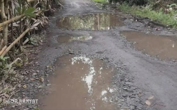 Ngada, Obor Rakyat – Kondisi infrastruktur jalan yang memprihatinkan menuju Pasar Malanuza dan Puskesmas Malanuza di Desa Malanuza, Kecamatan Golewa, kembali memicu kritik tajam. Lambannya penanganan dari pemerintah daerah dinilai mencerminkan lemahnya prioritas terhadap kebutuhan dasar masyarakat.