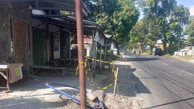 Bondowoso, Obor Rakyat – Pembangunan infrastruktur digital yang idealnya menjadi katalis kemajuan daerah, kini justru memicu polemik sosial dan ekologis di tingkat tapak. Proyek galian kabel bawah tanah di sepanjang Jalan Mugiman, Desa Koncer Kidul, Kecamatan Tenggarang, Kabupaten Bondowoso, menuai kritik tajam dari masyarakat.