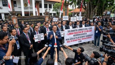 ​Denpasar, Obor Rakyat – Sebuah eskalasi hukum yang krusial bagi masa depan kemerdekaan pers tengah bergulir di Pulau Dewata. Solidaritas Jurnalis Bali (SJB) secara resmi menyatakan kesiapan mutlak untuk menghadapi gugatan perdata bermotif Perbuatan Melawan Hukum (PMH) senilai Rp 25 miliar.