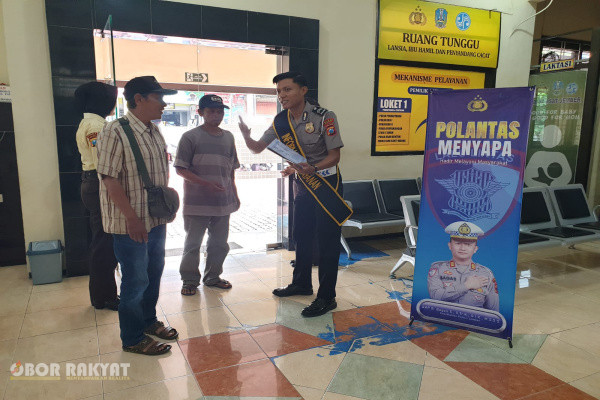 Jember, Obor Rakyat – Satuan Lalu Lintas (Satlantas) Polres Jember resmi meluncurkan program inovatif bertajuk “Polantas Menyapa” sebagai langkah nyata meningkatkan kualitas pelayanan publik. Kegiatan perdana ini dilaksanakan langsung di Kantor Samsat Bersama Jember Barat, Kecamatan Kaliwates, pada Kamis (2/7/2026).