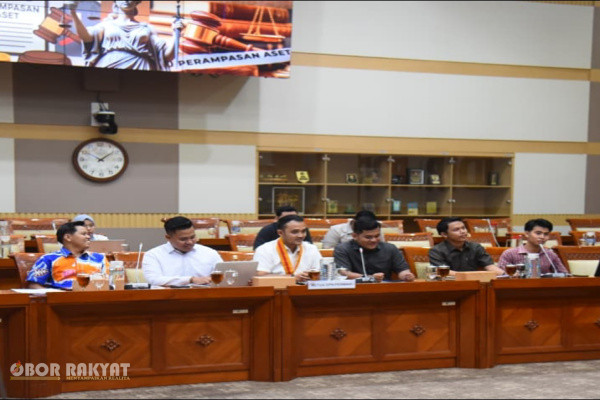 ​Jakarta, Obor Rakyat – Ketua Umum Dewan Pimpinan Nasional Perhimpunan Mahasiswa Hukum Indonesia (DPN PERMAHI), Azhar Sidiq S., menegaskan bahwa seluruh elemen masyarakat memiliki tanggung jawab bersama untuk menjaga stabilitas nasional. Menurutnya, kondisi yang kondusif merupakan fondasi utama bagi keberhasilan pembangunan di Indonesia.