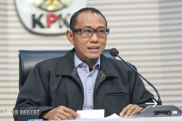 ​Jakarta, Obor Rakyat – Operasi Tangkap Tangan (OTT) yang dilancarkan Komisi Pemberantasan Korupsi (KPK) terhadap Bupati Langkat, Syah Afandin alias Ondim, tidak sekadar membongkar faset tunggal tindak pidana suap. Investigasi mendalam pasca-operasi tersebut justru menyingkap tabir patologi birokrasi yang jauh lebih kronis, meliputi praktik korupsi sistemik, gratifikasi bernilai miliaran rupiah, hingga komodifikasi (jual-beli) jabatan di ceruk sektor publik.
