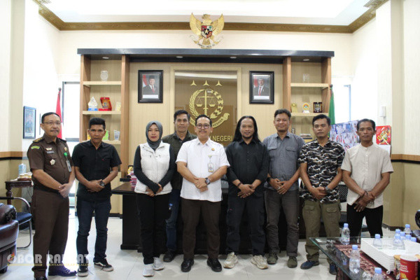 Bondowoso, Obor Rakyat – Dalam upaya memperkuat pilar keterbukaan informasi dan akselerasi pemahaman hukum di masyarakat, Aliansi Jurnalis Independen Bondowoso (AJIB) melakukan kunjungan kerja strategis ke Kantor Kejaksaan Negeri Bondowoso pada Selasa (7/7/2026).