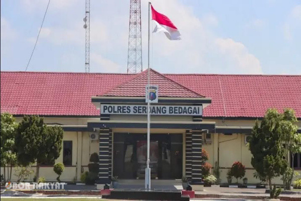 Sergai, Obor Rakyat – Kuasa hukum pelapor, Alfianto, SH, mendesak Kepolisian Resor (Polres) Serdang Bedagai (Sergai) untuk mengambil langkah tegas dengan melakukan upaya jemput paksa terhadap dua terlapor berinisial VP (26) dan VR (26), warga Kecamatan Bintang Bayu, yang diduga terlibat dalam kasus penyebaran video asusila.